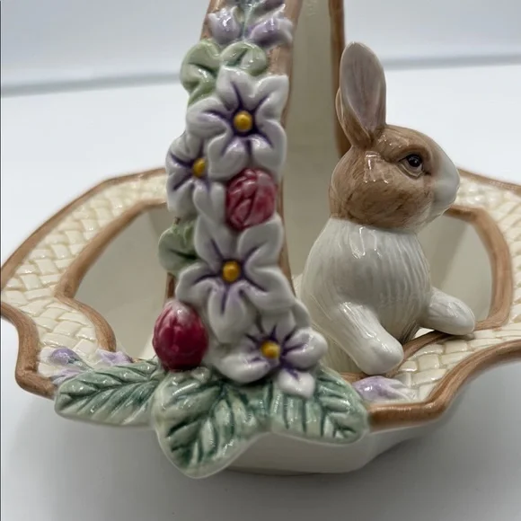FITZ AND FLOYD ESSENTIALS BOTANICAL BUNNY BASKET WITH HANDLE - Picture 7 of 16